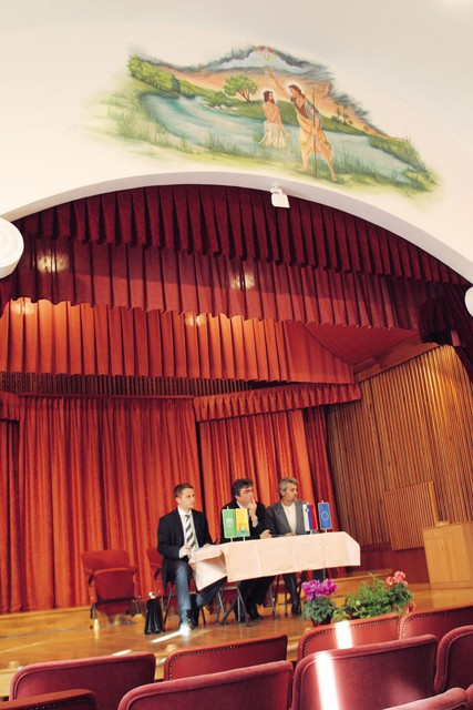 Mešanica parlamentarne demokracije in krščanske motivike v Krstnikovem domu