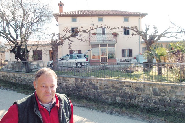 Hiša v Sv. Petru je bila pred selitvijo v Italijo v lasti družine Pištan. Od Občine Piran jo je odkupil gospod Delbello, ki jo je obnovil in je ni pripravljen vrniti nekdanjim lastnikom. Hiša v Sv. Petru je bila pred selitvijo v Italijo v lasti družine Pištan. Od Občine Piran jo je odkupil gospod Delbello, ki jo je obnovil in je ni pripravljen vrniti nekdanjim lastnikom.