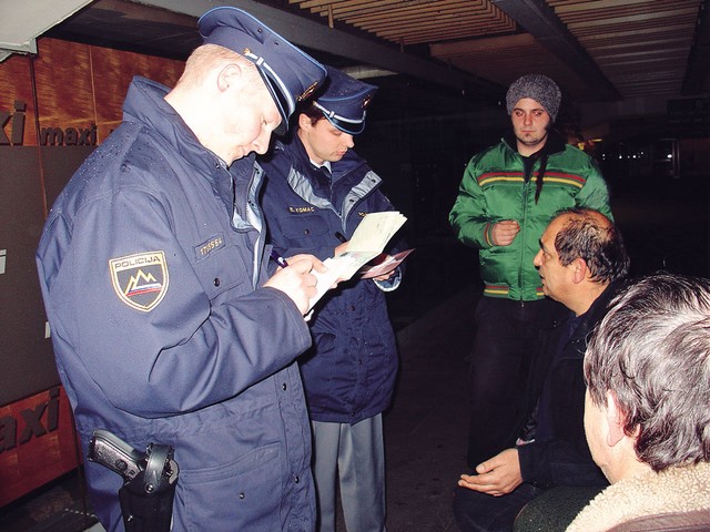 Po deložaciji: policija jih je popisala... Po deložaciji: policija jih je popisala...