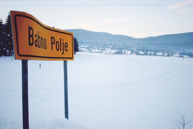 Vaščani Babnega Polja so ponosni na tukajšnjo naravno znamenitost - mraz. Vaščani Babnega Polja so ponosni na tukajšnjo naravno znamenitost - mraz.