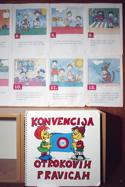 Konvencija o otrokovih pravicah je v šoli izobešena na častnem mestu. Konvencija o otrokovih pravicah je v šoli izobešena na častnem mestu.