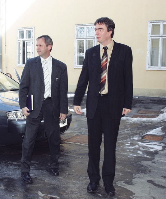 Usklajena akcija: Prihod na OŠ Bršljin 9. marca 2005. Minister Milan Zver se je pripeljal v spremstvu Ivana Grilla, izvoljenega poslanca SDS Usklajena akcija: Prihod na OŠ Bršljin 9. marca 2005. Minister Milan Zver se je pripeljal v spremstvu Ivana Grilla, izvoljenega poslanca SDS