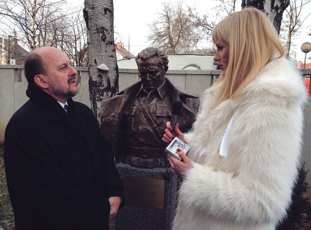 Zmago Jelinčič med intervjujem na vrtu svoje hiše Zmago Jelinčič med intervjujem na vrtu svoje hiše