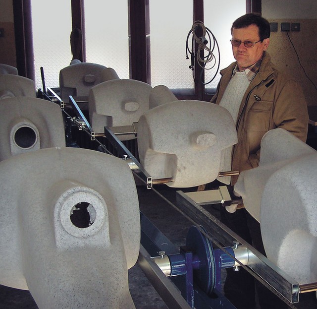Izumitelj Kebrčka in inovator Anton Zupanc v svoji prototipni delavnici z ZOFFKO - baterijsko sprickanglo za zalivanje rožic Izumitelj Kebrčka in inovator Anton Zupanc v svoji prototipni delavnici z ZOFFKO - baterijsko sprickanglo za zalivanje rožic