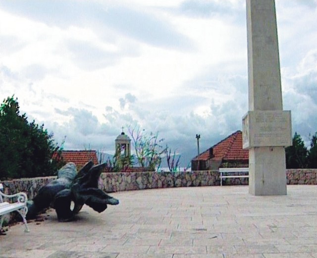 ... leži pozabljen Augustinčičev kip, kjer je nekoč stal v spomin ... leži pozabljen Augustinčičev kip, kjer je nekoč stal v spomin