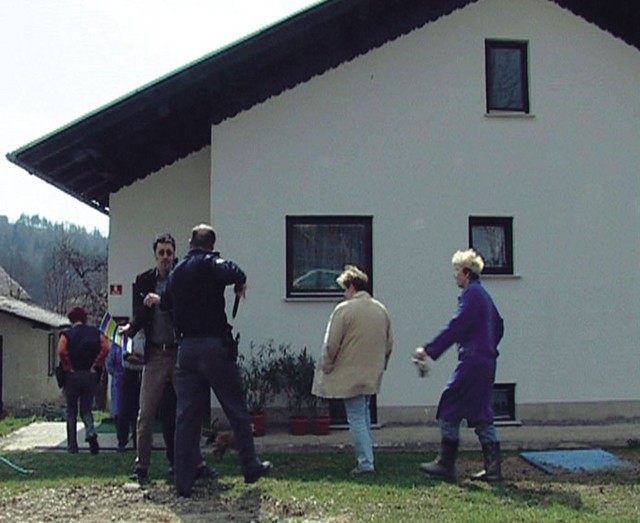... in potegne pištolo ... in potegne pištolo
