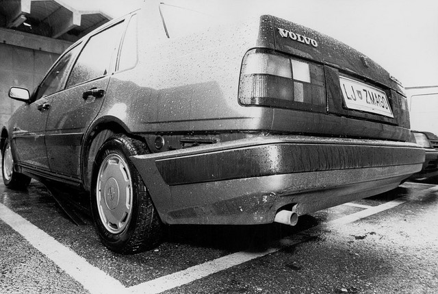 Jelinčičev avtomobil po eksploziji nastavljene bombe leta 1993 Jelinčičev avtomobil po eksploziji nastavljene bombe leta 1993
