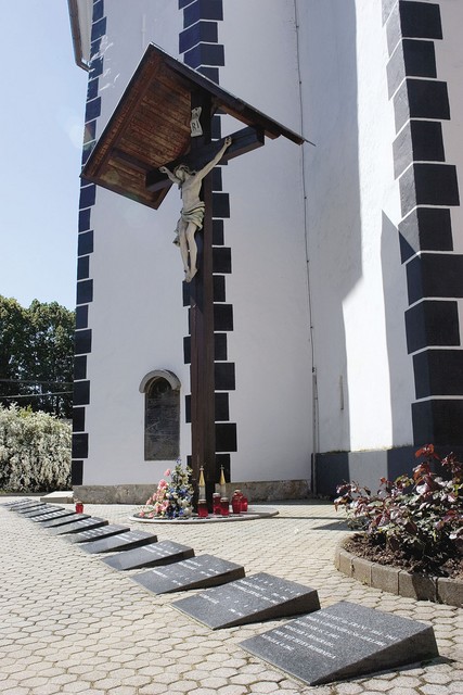 Kump Alojz - leta 1942 so ga domači izdajalci ovadili italijanskemu okupatorju zaradi sodelovanja z OF. Po aretaciji so ga mučili in ustrelili. Njegovo ime so zapisali na spomeniku domobrancem v Dolenjskih Toplicah. Kump Alojz - leta 1942 so ga domači izdajalci ovadili italijanskemu okupatorju zaradi sodelovanja z OF. Po aretaciji so ga mučili in ustrelili. Njegovo ime so zapisali na spomeniku domobrancem v Dolenjskih Toplicah.