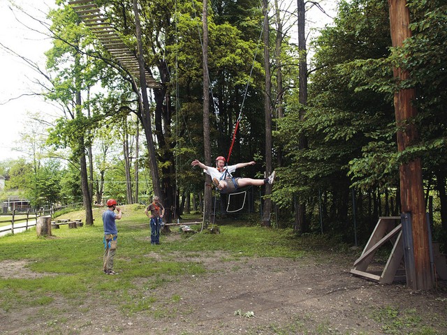 Swinganje, spust z 10-metrsko gugalnico Swinganje, spust z 10-metrsko gugalnico