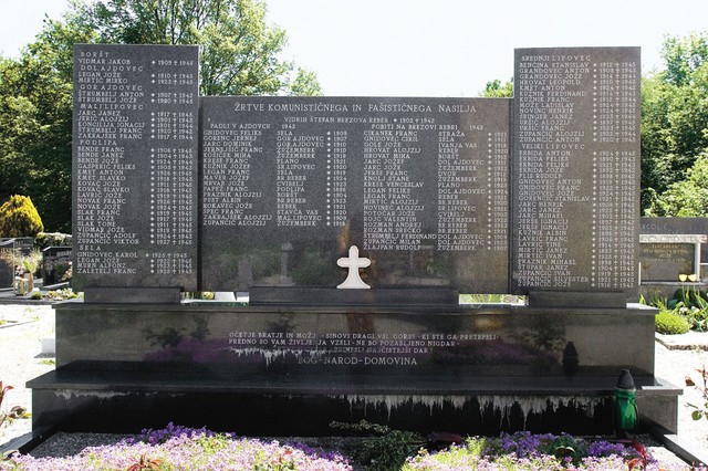Pokopališče Sela pri Ajdovcu, kjer so imena dvanajstih internirancev na Rab in v Dachau, umrlih med letoma 1942 in 1945, preprosto dodali na spomenik domobrancem. Pokopališče Sela pri Ajdovcu, kjer so imena dvanajstih internirancev na Rab in v Dachau, umrlih med letoma 1942 in 1945, preprosto dodali na spomenik domobrancem.
