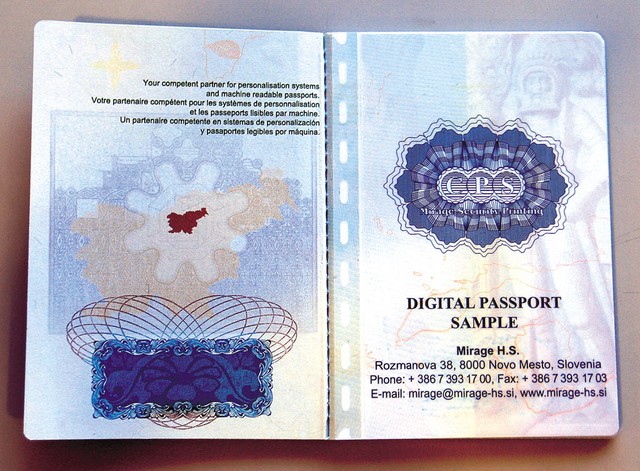 Polikarbornatna podatkovna stran Mirageevega prototipa potnega lista, v katero bodo vgrajevali podatkovne čipe.