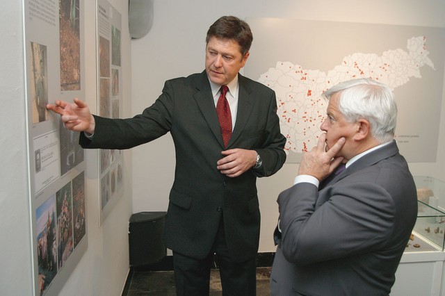 Avtor razstave Mitja Ferenc in nekdanji predsednik Milan Kučan Avtor razstave Mitja Ferenc in nekdanji predsednik Milan Kučan