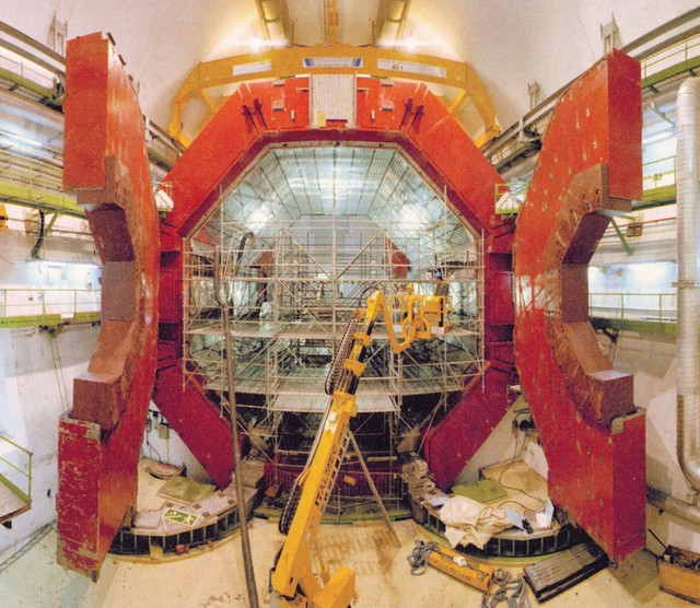 Pospeševalnik delcev v inštitutu CERN Pospeševalnik delcev v inštitutu CERN