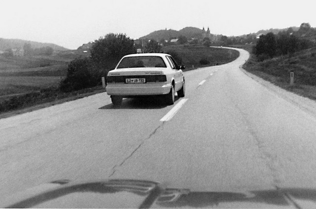 Nezmontirana fotografija službenega vojaškega avtomobila Darka Njavra, ko je na cesti ustavljal avtomobil (fotografija je bila posneta pred marcem 1994) Nezmontirana fotografija službenega vojaškega avtomobila Darka Njavra, ko je na cesti ustavljal avtomobil (fotografija je bila posneta pred marcem 1994)