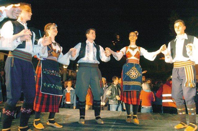 Srbska folklorna skupina Mladost iz Ljubljane na nastopu v Križankah