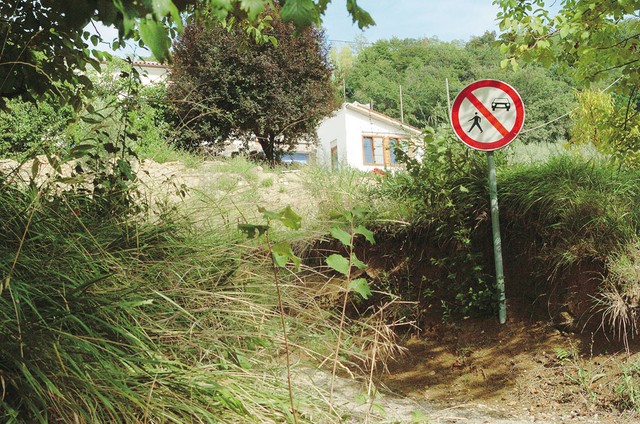 Pešcem in avtomobilom prehod prepovedan Pešcem in avtomobilom prehod prepovedan