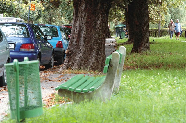 Grudnovo nabrežje s klopcami Grudnovo nabrežje s klopcami