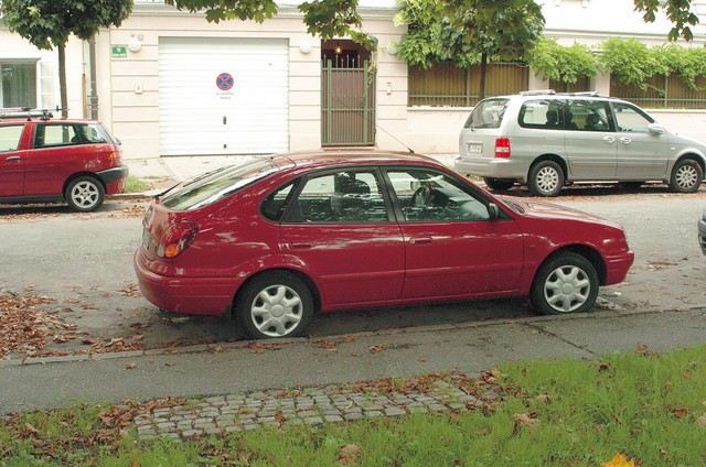 Pred Ruplovo hišo so morali, na željo ministrove žene, klopco odstraniti Pred Ruplovo hišo so morali, na željo ministrove žene, klopco odstraniti