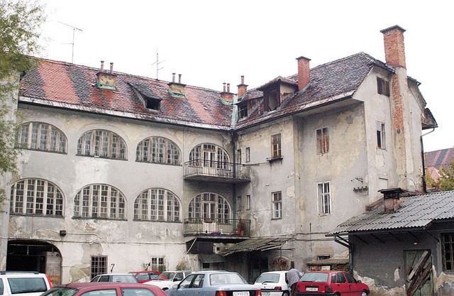 Stanovanje v Šumiju na Slovenski v Ljubljani (fotografija zgoraj, stanovanje v drugem nadstropju) za katerega je plačal 60.000 DEM je zamenjal za hišo ob Ljubljanici, ki je danes vredna več kot 100 milijonov SIT (fotografija spodaj) Stanovanje v Šumiju na Slovenski v Ljubljani (fotografija zgoraj, stanovanje v drugem nadstropju) za katerega je plačal 60.000 DEM je zamenjal za hišo ob Ljubljanici, ki je danes vredna več kot 100 milijonov SIT (fotografija spodaj)