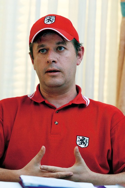 Andrej Šiško, ustanovitelj hervardov, za okroglo mizo v rdeči pražnji opravi Andrej Šiško, ustanovitelj hervardov, za okroglo mizo v rdeči pražnji opravi