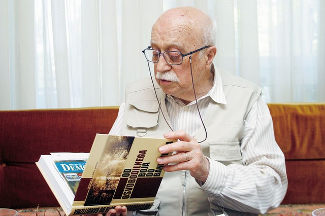 Mitja Ribičič s knjigo Alberta Svetine