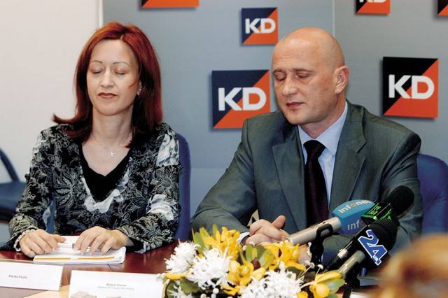 Matjaž Gantar, KD Group, je ta teden zamenjal delnice Mercatorja za delnice Dela (ob njem Alenka Paulin, tiskovna predstavnica KD)