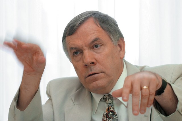 Janez Zajec, leta 2002 vodja pogajalske skupine za nakup operacijskih miz, je danes svetovalec ministra za zdravje Andreja Bručana. Janez Zajec, leta 2002 vodja pogajalske skupine za nakup operacijskih miz, je danes svetovalec ministra za zdravje Andreja Bručana.