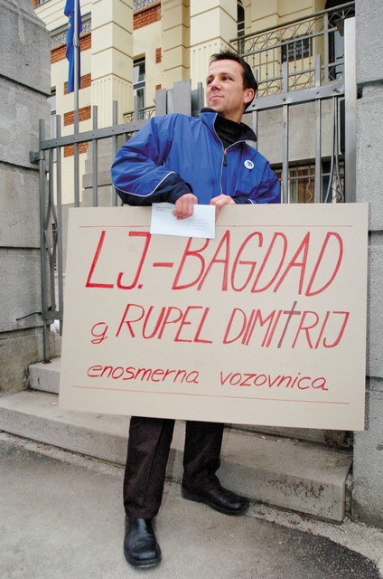 Stranka mladih Slovenije je želela ministru Ruplu izročiti letalsko vozovnico za Bagdad, a so se lahko srečali samo s policisti (petek 13. januarja)