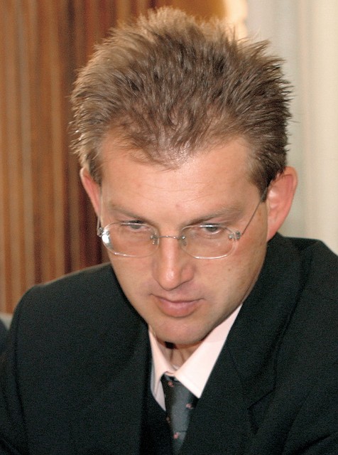 Miro Cerar je od ministrstva za javno upravo prejel 420.000 SIT za pripravo predloga zakona o spremembah in dopolnitvah zakona o volitvah, od ministrstva za notranje zadeve pa 460.000 SIT za sodelovanje pri pripravi ustavnega zakona o izbrisanih
