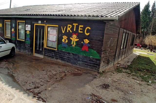 Montažna baraka, v kateri je trinajst let brez gradbenega in uporabnega dovoljenja deloval romski vrtec Pikapolonica.