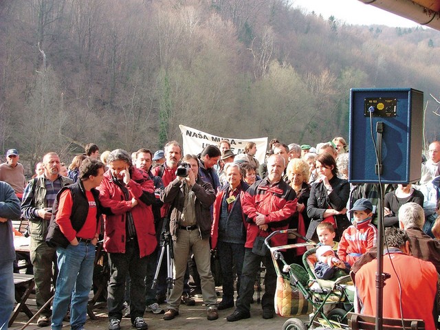 Protestne akcije zoper načrtovano gradnjo hidroelektrarn se je 2. aprila v Cmureku udeležilo več kot štiristo ljubiteljev Mure. Protestne akcije zoper načrtovano gradnjo hidroelektrarn se je 2. aprila v Cmureku udeležilo več kot štiristo ljubiteljev Mure.