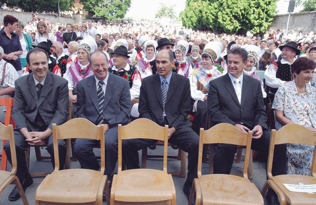 V predvolilnem letu 2004 so se na veliki šmaren na Brezjah rinili v prve vrste Branko Grims, France Cukjati, Janez Janša in seveda Pavel Rupar