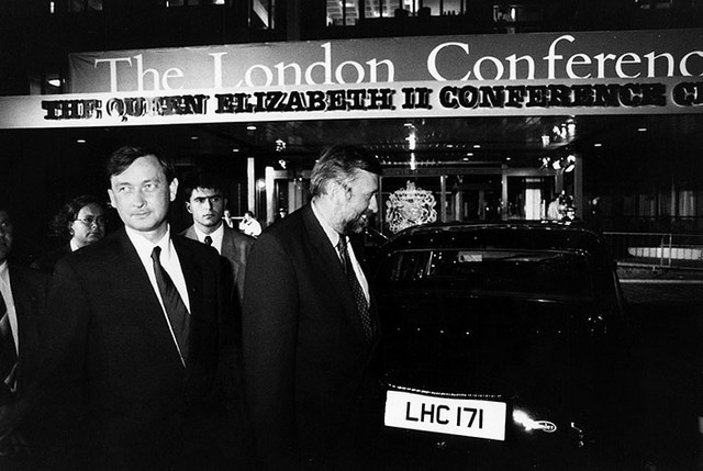 BILI SO ČASI, KO SMO GA CENILI: Danilo Türk (ob takratnem zunanjem ministru Dimitriju Ruplu) v slovenski delegaciji na mirovni konferenci o Jugoslaviji v Londonu, avgusta 1992