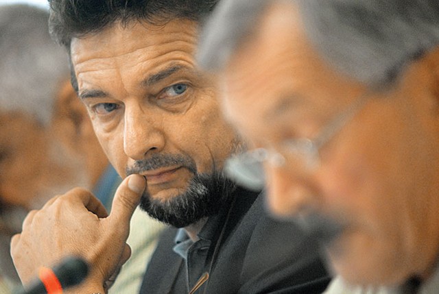 dr. Ivan Štuhec, član programskega sveta RTV Slovenija: 'Zakaj niso začeli odhajati, potem ko je prišlo novo vodstvo? In zakaj se neki odhodi zgodijo tudi v neki medijski razgreti situaciji? ... Tu se lahko postavi vprašanje, ali ni morda načrtno destabilizacija TV Slovenija v ozadju?'</I title=