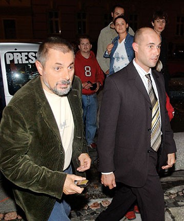 Darko Njavro (desno), šef varnosti v invalidskem podjetju Slovenskih železnic tu in tam obišče kakšnega pomembnejšega direktorja. Na fotografiji skupaj s Petrom Jambrekom na dan volilne zmage leta 2004 pred sedežem stranke SDS v Ljubljani.