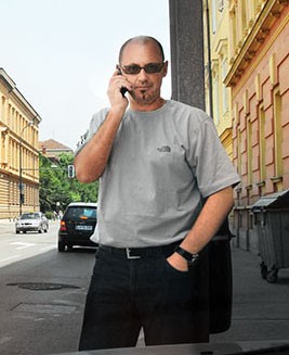 Tudi Rajka Janšo, brat predsednika vlade, lobisti srečujejo pri poslu. (na fotografiji pred sedežem stranke SDS v Ljubljani)