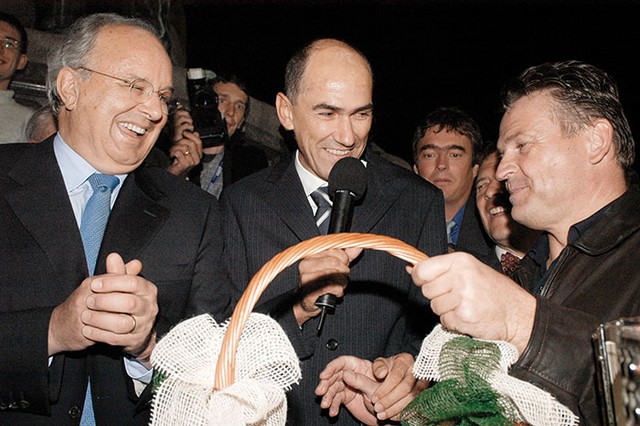 Pavle Rupar, bivši poslanec SDS je danes lobist za "velike firme." Na fotografiji na dan volilne zmage leta 2004 pod Prešernovim spomenikom v Ljubljani.