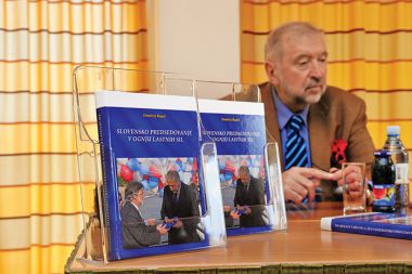 Nekdanji minister za zunanje zadeve Dimitrij Rupel z eno izmed svojih knjig Nekdanji minister za zunanje zadeve Dimitrij Rupel z eno izmed svojih knjig
