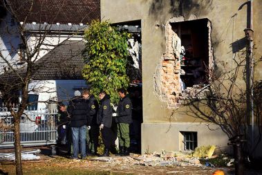 Eksplozija pod oknom sodničine hčerke Eksplozija pod oknom sodničine hčerke