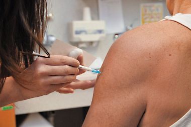 Stranske učinke cepljenj je prijavilo 211 oseb Stranske učinke cepljenj je prijavilo 211 oseb