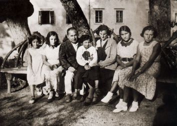 Zora (prva z leve, najmlajša od štirih sester) še z očetom, mamo in bratcem. Posnetek iz leta 1931 pred graščino v Ponovičah pri Litiji, kjer je bil oče ravnatelj Deškega vzgajališča.