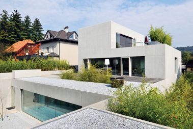 Iskrenost materiala je nekaj, česar Slovenci nismo vajeni. Iskrenost dosledno izraža armiranobetonska hiša arhitektov Bevk Perović v ljubljanski Rožni dolini, ki nosilni material pušča viden, izolacijo objekta pa obrača navznoter. Iskrenost materiala je nekaj, česar Slovenci nismo vajeni. Iskrenost dosledno izraža armiranobetonska hiša arhitektov Bevk Perović v ljubljanski Rožni dolini, ki nosilni material pušča viden, izolacijo objekta pa obrača navznoter.