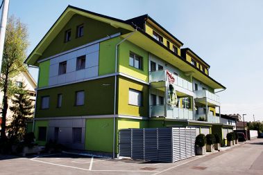 Mavrični terorizem se pojavlja tudi pri novogradnjah. Investitor ali arhitekt je svojo hišo očitno želel poudariti, vprašanje pa je, ali si kdo sploh želi kupiti stanovanje v takem objektu. Mavrični terorizem se pojavlja tudi pri novogradnjah. Investitor ali arhitekt je svojo hišo očitno želel poudariti, vprašanje pa je, ali si kdo sploh želi kupiti stanovanje v takem objektu.