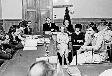 Leta 1980 se je na Dunaju začel proces proti Luki Vidmarju in Martini Blaj. Vidmar, zaposlen v SDV je tedaj povedal, da je bombo nastavil zaradi tega, ker &raquo;se funkcionarji koroških slovenskih organizacij borijo samo za svoje osebne koristi, nočejo pa se oprijeti učinkovitih sredstev proti zatiranju Slovencev&laquo;.