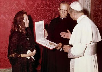 Maciel med dajanjem darila papežu Pavlu VI., ki je papeževal med letoma 1963 in 1978. Sveti sedež je bil takrat že seznanjen s tem, da je Maciel pedofil. Maciel med dajanjem darila papežu Pavlu VI., ki je papeževal med letoma 1963 in 1978. Sveti sedež je bil takrat že seznanjen s tem, da je Maciel pedofil.