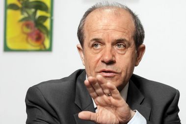 &raquo;S tem zakonom ne ščitimo plač. Znašli smo se v okoliščinah, ko morajo vsi, vključno z zaposlenimi, prispevati k rešitvi iz krize.&laquo; - dr. Ivan Svetlik, minister za delo, družino in socialne zadeve