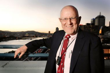 Gordon Bell z napravo SenseCam okoli vratu