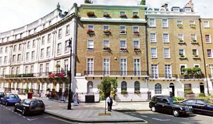 Mubarakov sin Gemal je lastnik šestnadstropne hiše v prestižni londonski soseski Belgravia. Mubarakov sin Gemal je lastnik šestnadstropne hiše v prestižni londonski soseski Belgravia.