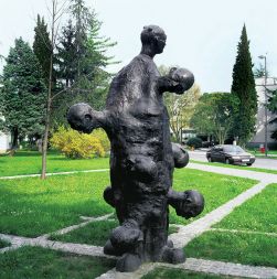 Mirko Bratuša: Spomenik v Novi Gorici,1999, bron; višina 325cm Mirko Bratuša: Spomenik v Novi Gorici,1999, bron; višina 325cm
