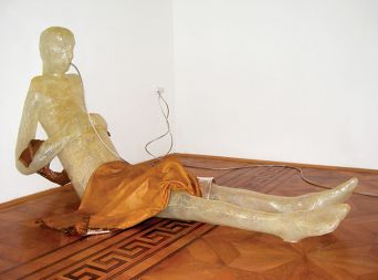 Mirko Bratuša: Neimenovani II, 2006, epoksi smola, voda in električna napeljava, 99x180x76cm Mirko Bratuša: Neimenovani II, 2006, epoksi smola, voda in električna napeljava, 99x180x76cm